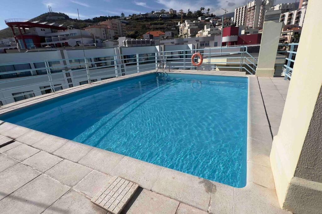 شقة By The Sea III Lido - Com Piscina فونشال المظهر الخارجي الصورة